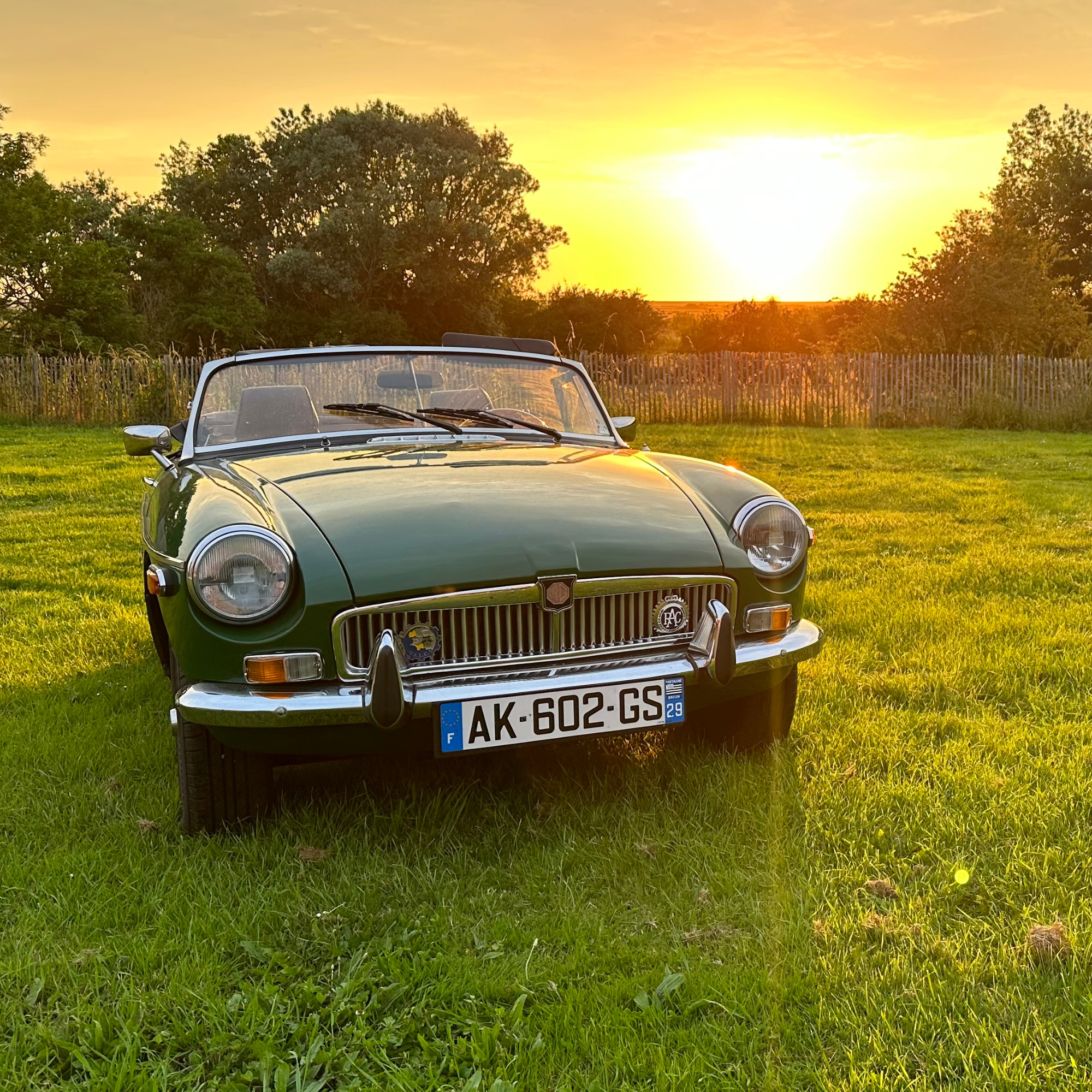 MG B Cabriolet, voiture ancienne, voiture vintage, location, voiture ancienne, road trip Baie de Somme, Repaire vintage, Baie de Somme, escapade rétro, voiture de collection, charme rétro, week-end vintage, côte picarde, Hauts-de-France, vacances rétro, automobile, tourisme vintage, MG B cabriolet