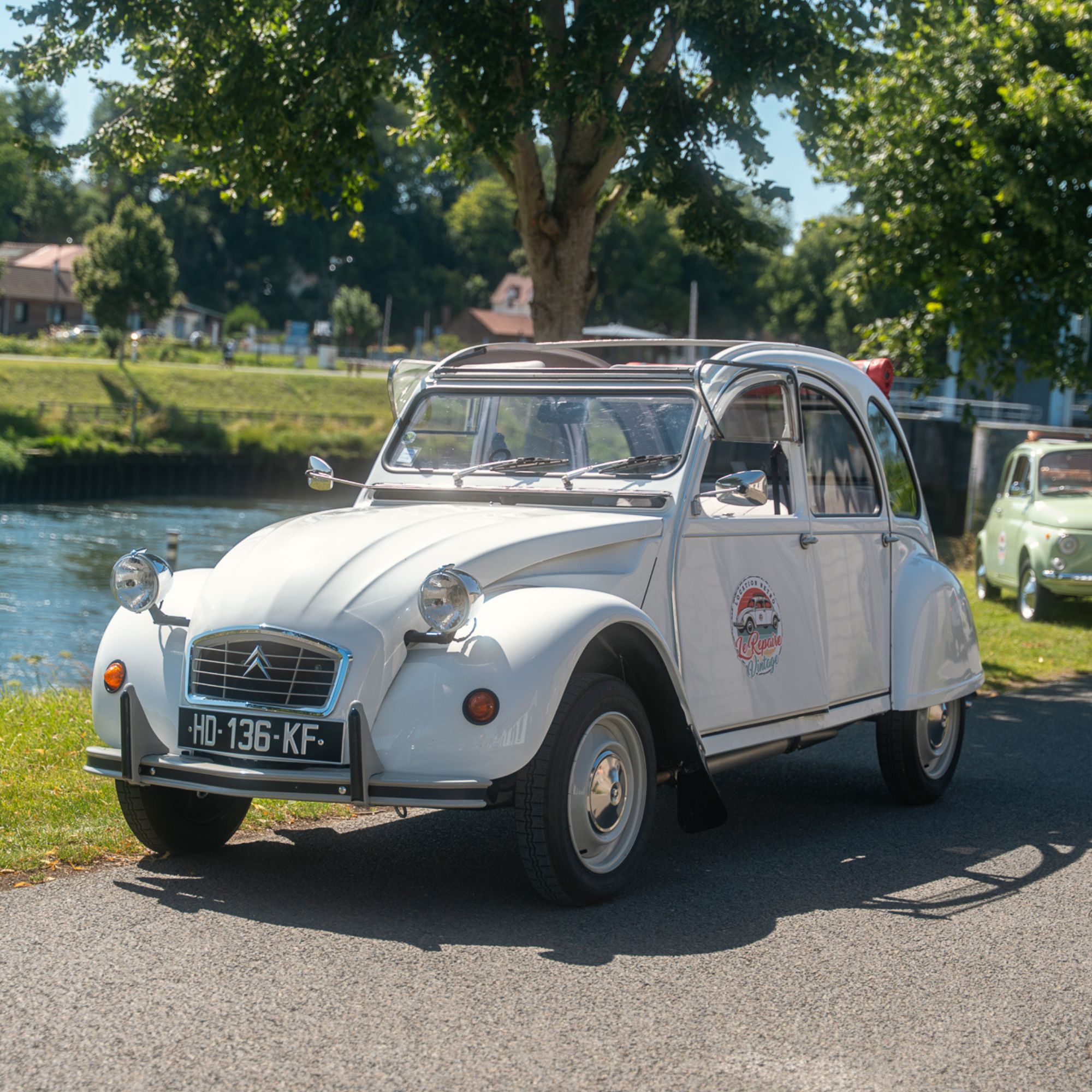 voiture ancienne, voiture vintage, location, voiture ancienne, road trip Baie de Somme, Repaire vintage, Baie de Somme, escapade rétro, voiture de collection, charme rétro, week-end vintage, côte picarde, Hauts-de-France, vacances rétro, automobile, tourisme vintage, Citroën 2cv