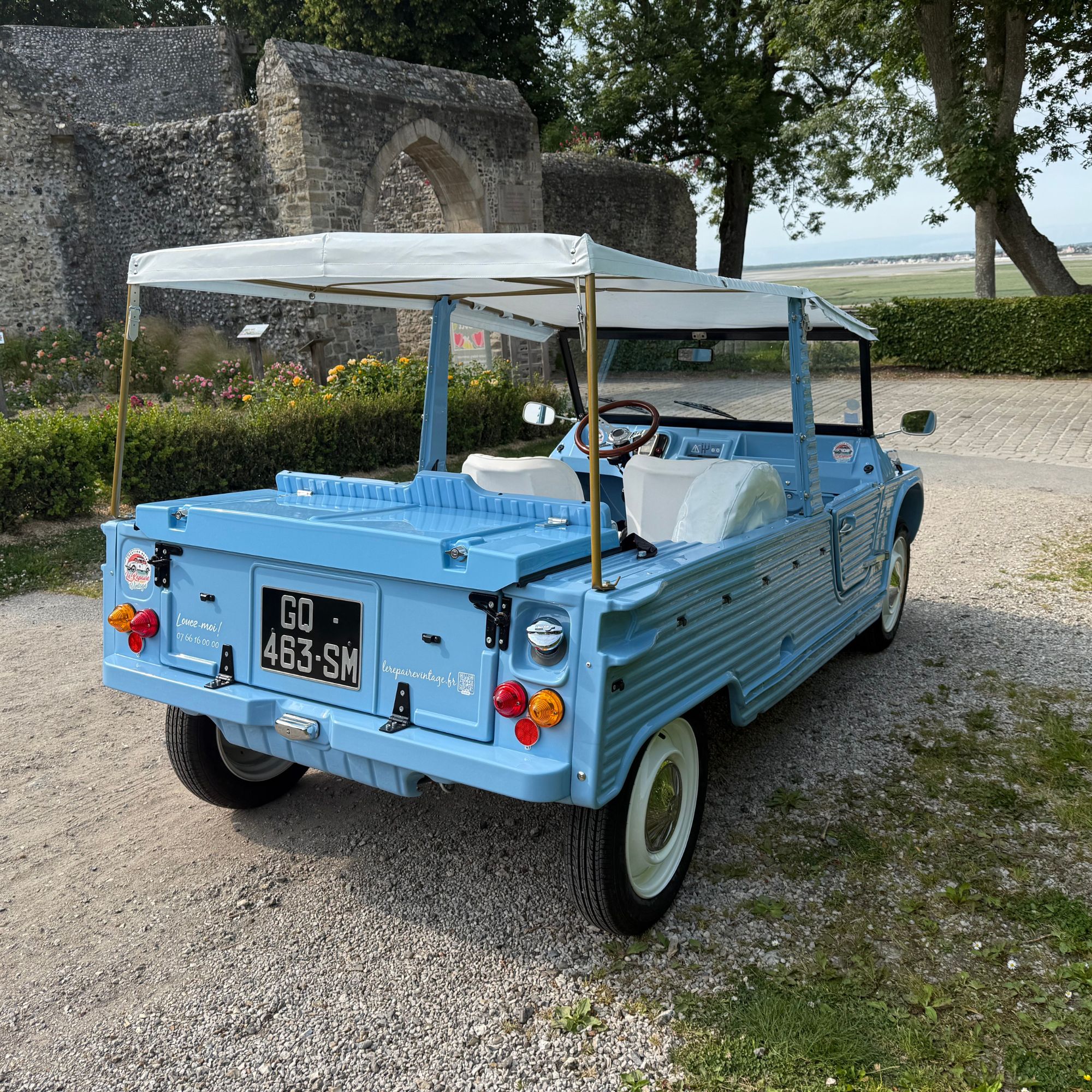 voiture ancienne, voiture vintage, location, voiture ancienne, road trip Baie de Somme, Repaire vintage, Baie de Somme, escapade rétro, voiture de collection, charme rétro, week-end vintage, côte picarde, Hauts-de-France, vacances rétro, automobile, tourisme vintage, méhari, citroen méhari