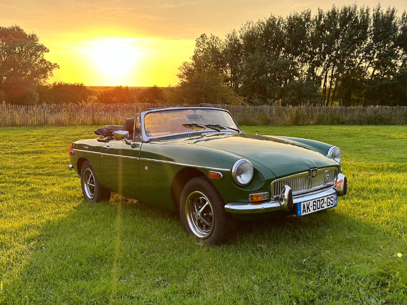 MG B Cabriolet voiture ancienne, voiture vintage, location, voiture ancienne, road trip Baie de Somme, Repaire vintage, Baie de Somme, escapade rétro, voiture de collection, charme rétro, week-end vintage, côte picarde, Hauts-de-France, vacances rétro, automobile, tourisme vintage, MG B Cabriolet